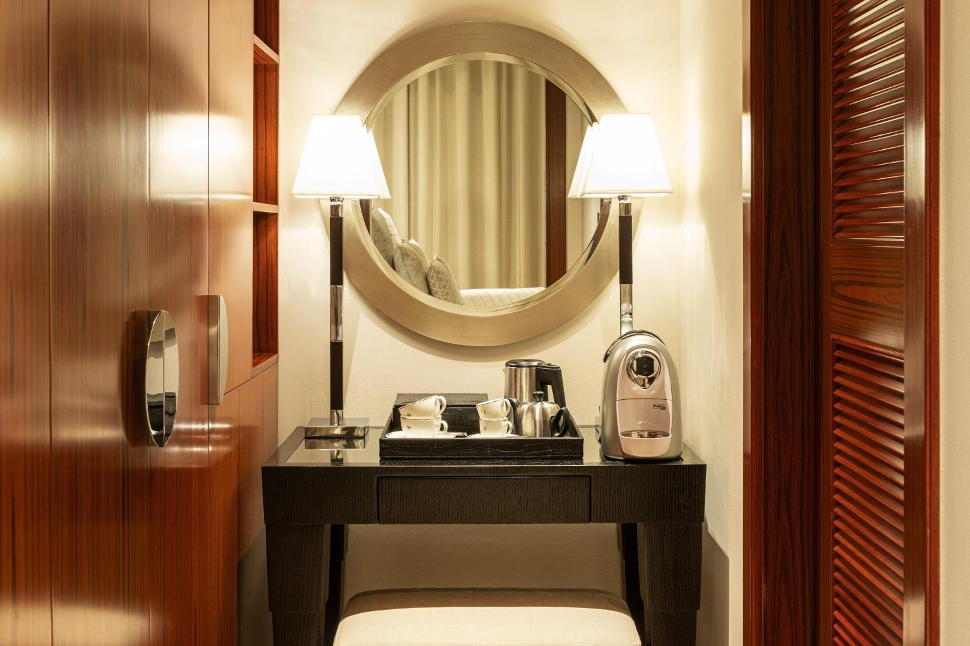 Premier Junior Suite Executive Lounge Access Afternoon Tea & Happy Hour Complimentary Resort Beach & Pool Access Airport Transfer from Dubai Airport1 King,1539655873:JPEG